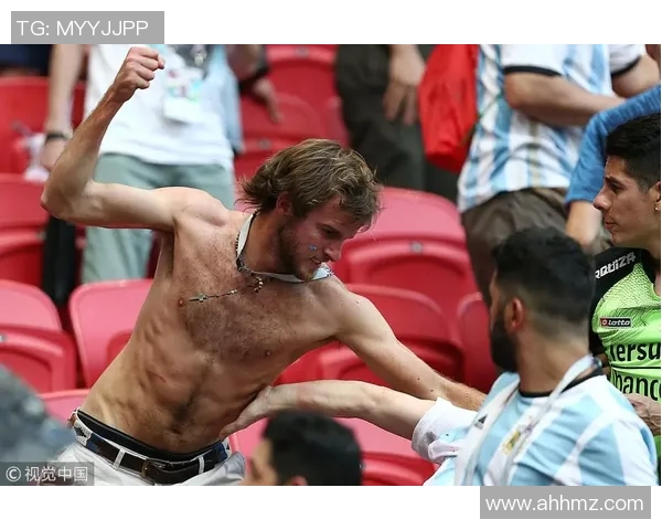 足球明星场外冲突瞬间曝光引发热议球迷反应不一