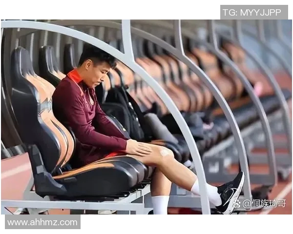 足球明星近期受伤照片曝光引发球迷关注与担忧